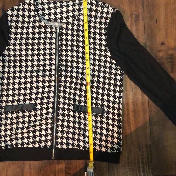 🖤🤍 Black & White Jacket 🖤🤍 - Picture 4 of 8